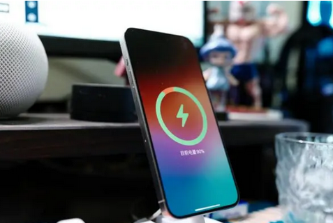 罗源苹果15换屏服务分享用什么充电器给iPhone15充电更好 